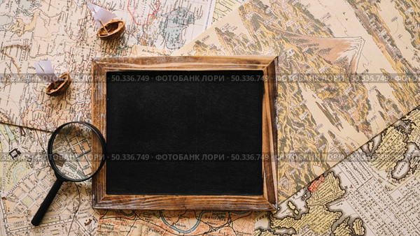 magnifying glass nutshell boats near chalkboard. Стоковое фото, агентство Ingram Publishing / Фотобанк Лори
