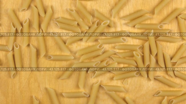 Макароны, падающие на деревянный фон, вид сверху. Pasta falling on the wooden background. Стоковое видео, видеограф Александр Собко / Фотобанк Лори
