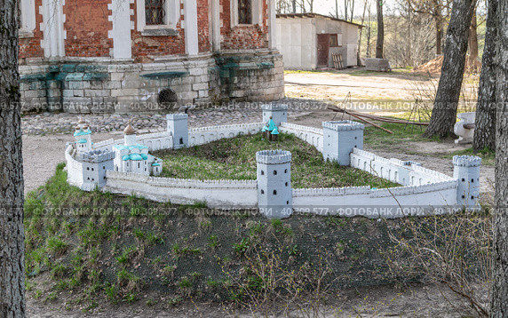 Макет каменного Можайского Кремля XVII века на Соборной Горе. Весенний день. Город Можайск, Московская область (2022 год). Редакционное фото, фотограф Наталья Николаева / Фотобанк Лори