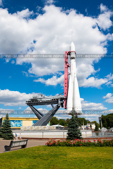 Макет ракеты-носителя «Восток». Летний солнечный день. ВДНХ. Москва. Россия (2022 год). Редакционное фото, фотограф E. O. / Фотобанк Лори