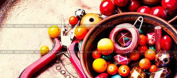 Making bijouterie of color beads. Hobby jewelry making and beading handmade process.Colored beads.Handicraft.Handmade. Стоковое фото, агентство Ingram Publishing / Фотобанк Лори