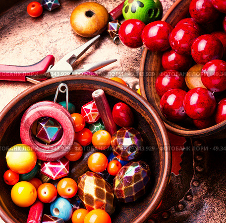 Making bijouterie of colored beads. Hobby jewelry making and beading handmade process.Colored beads.Handicraft. Стоковое фото, агентство Ingram Publishing / Фотобанк Лори