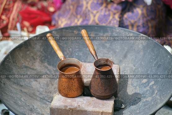 Making coffee in the traditional way among the Crimean Tatars. Стоковое фото, фотограф Андрей Журавлев / Фотобанк Лори