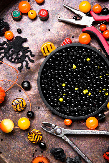 Making jewelery for Halloween. Beads and jewelery for the manufacture of women jewelry in the style of Halloween. Стоковое фото, агентство Ingram Publishing / Фотобанк Лори