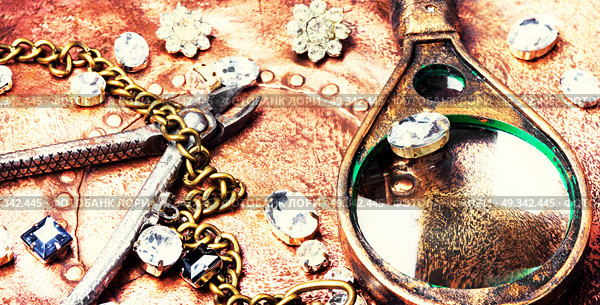 Making of handmade jewellery. jewellery making with professional tools on retro background. Стоковое фото, агентство Ingram Publishing / Фотобанк Лори