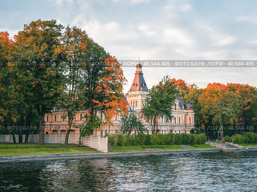Malaya Nevka Apraksin house in St. Petersburg, View across the Malaya Nevka river. Russia. (2020 год). Редакционное фото, фотограф Саблин Станислав / Фотобанк Лори