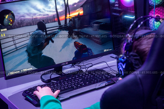 Мальчик играет по сети в компьютерную игру Counter Strike в городе Москве, Россия (2024 год). Редакционное фото, фотограф Николай Винокуров / Фотобанк Лори