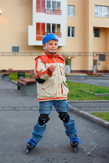Мальчик на роликовых коньках. Стоковое фото, фотограф Losevsky Pavel / Фотобанк Лори