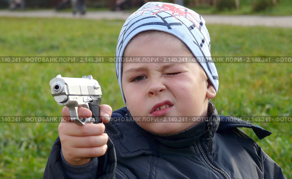 Мальчик с игрушечным пистолетом (2010 год). Редакционное фото, фотограф Володина Ольга / Фотобанк Лори