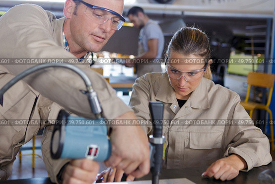 male and female workers in garage. Стоковое фото, агентство Ingram Publishing / Фотобанк Лори