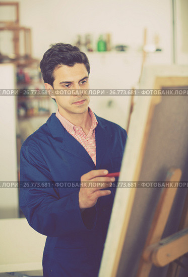 Male artist drawing in studio. Стоковое фото, фотограф Яков Филимонов / Фотобанк Лори