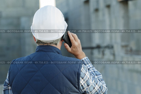 male builder foreman on the phone. Стоковое фото, агентство Ingram Publishing / Фотобанк Лори