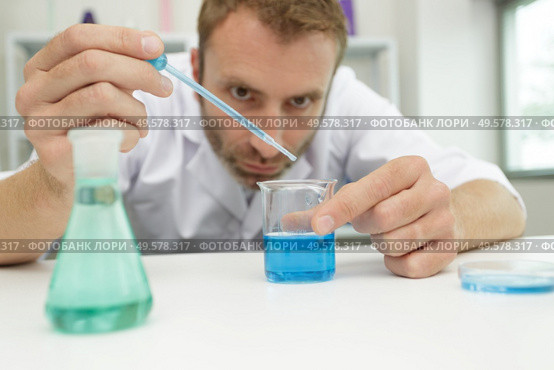 male chemist experimenting in laboratory. Стоковое фото, агентство Ingram Publishing / Фотобанк Лори