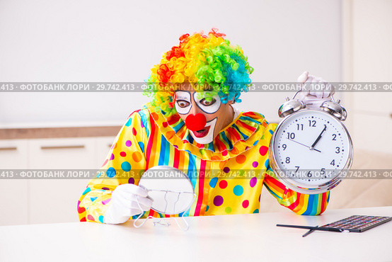 Male clown preparing for perfomance at home. Стоковое фото, фотограф Elnur / Фотобанк Лори