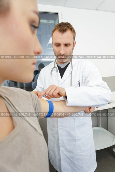 male doctor doing medical check on female patient. Стоковое фото, агентство Ingram Publishing / Фотобанк Лори