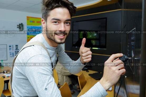 male electrical engineer showing ok sign. Стоковое фото, агентство Ingram Publishing / Фотобанк Лори