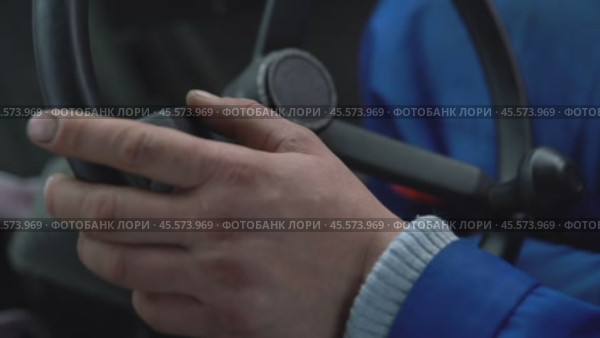 Male hand on steering wheel of vehicle, driver мужская рука на руле транспортного средства, водитель. Стоковое видео, видеограф Опока Алексей / Фотобанк Лори
