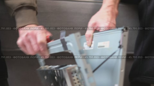 Male hands roughly open a computer monitor, close-up. Monitor repair. Стоковое видео, видеограф Кашапова Эльвира / Фотобанк Лори