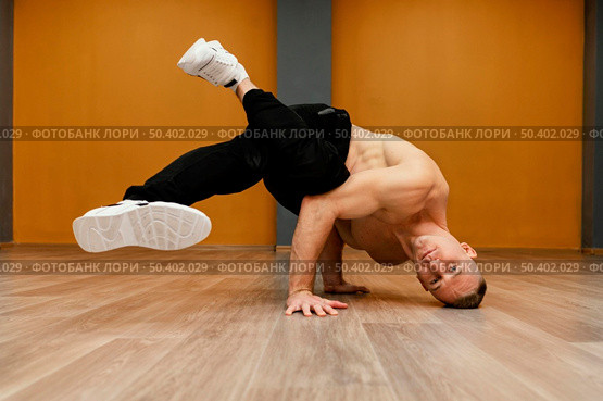 male performing breakdance 7. Стоковое фото, агентство Ingram Publishing / Фотобанк Лори