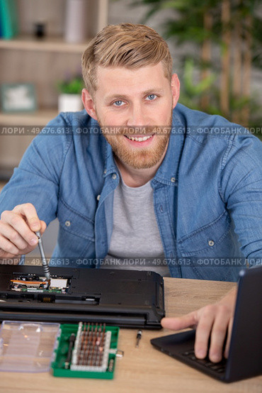 male student during repair of his laptop. Стоковое фото, агентство Ingram Publishing / Фотобанк Лори