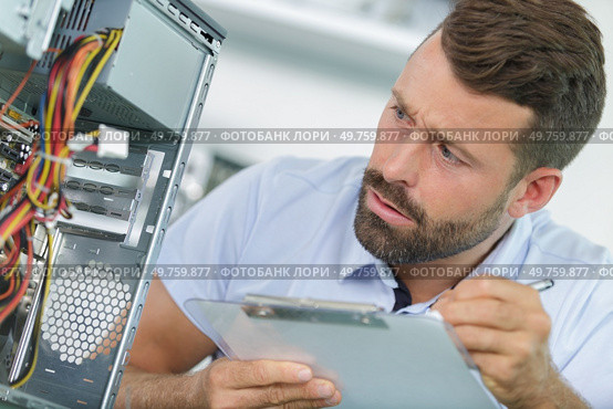 male technician checking the state of an old pc. Стоковое фото, агентство Ingram Publishing / Фотобанк Лори
