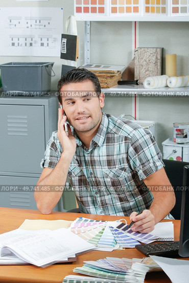 male worker on the phone. Стоковое фото, агентство Ingram Publishing / Фотобанк Лори