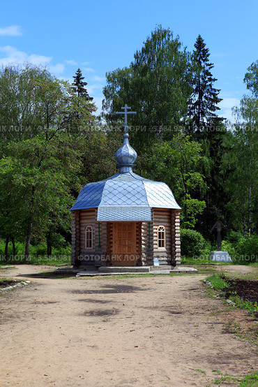 Маленькая часовенка в городе Вельске на улице Дзержинского. Стоковое фото, фотограф Николай Мухорин / Фотобанк Лори