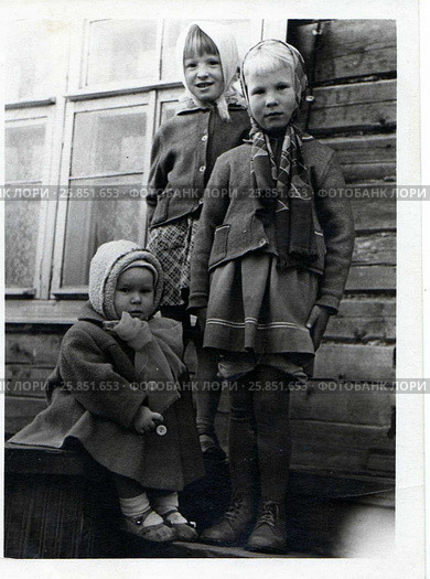 Маленькие девочки гуляют на улице. Редакционное фото, фотограф Михаил Яковлев (ktynzq) / Фотобанк Лори