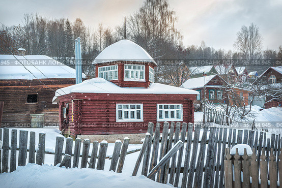Маленький деревянный дом и забор в Плёсе (2021 год). Стоковое фото, фотограф Baturina Yuliya / Фотобанк Лори