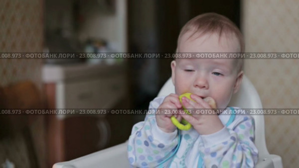 Маленький ребёнок ест дома на детском стульчике. Стоковое видео, видеограф Aleksey Popov / Фотобанк Лори
