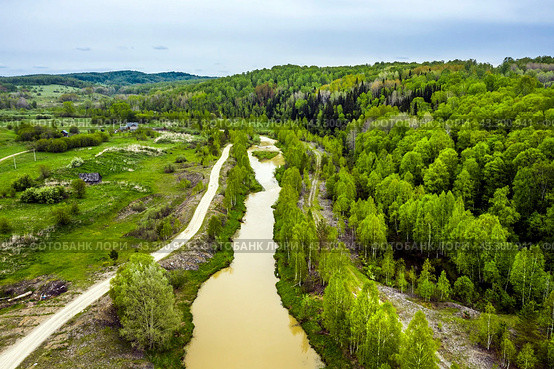 Маленькое сибирское село Новолушниково (Барабаново) в долине реки Суенги. Вид с высоты птичьего полёта. Новосибирская область, Маслянинский район, Западная Сибирь России. (2024 год). Стоковое фото, фотограф Евгений Мухортов / Фотобанк Лори