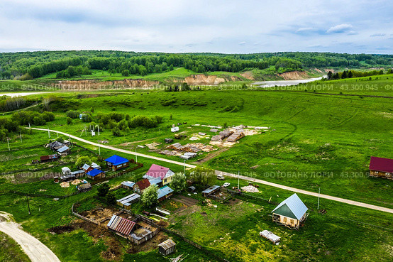 Маленькое сибирское село Новолушниково (Барабаново) в долине реки Суенги. Вид с высоты птичьего полёта. Новосибирская область, Маслянинский район, Западная Сибирь России. (2024 год). Стоковое фото, фотограф Евгений Мухортов / Фотобанк Лори