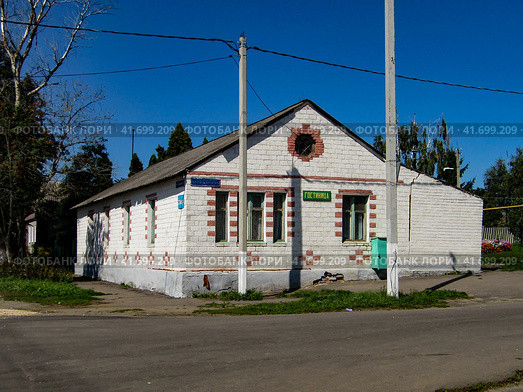 Maloarkhangelsk, Russia - August 20, 2019. Building of a hotel in Uritsky street of Maloarkhangelsk, Oryol oblast. Sunny summer view. Гостиница в центре Малоархангельска, Орловская область. Редакционное фото, фотограф Александр Кузнецов / Фотобанк Лори