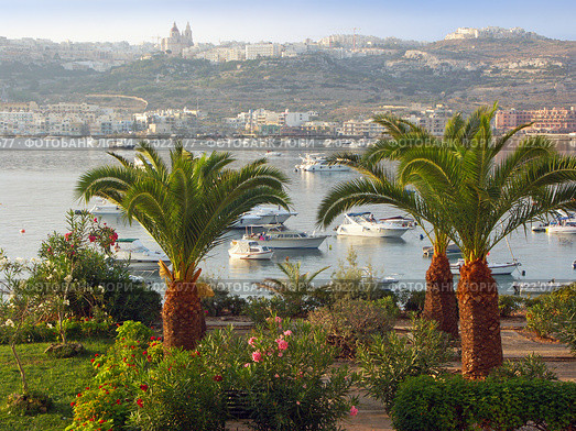 Мальта. Вид на город Mellieha (Милиха)  через бухту Mellieha Bay (Мелиха бэй). (2007 год). Стоковое фото, фотограф Куликов Константин / Фотобанк Лори