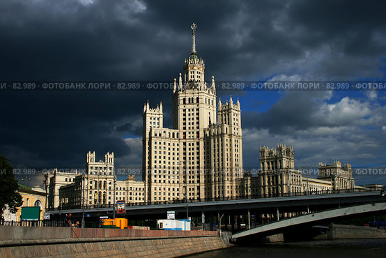 Малый Устьинский мост и дом на Котельнической набережной. г. Москва (2007 год). Стоковое фото, фотограф Журавлев Андрей / Фотобанк Лори