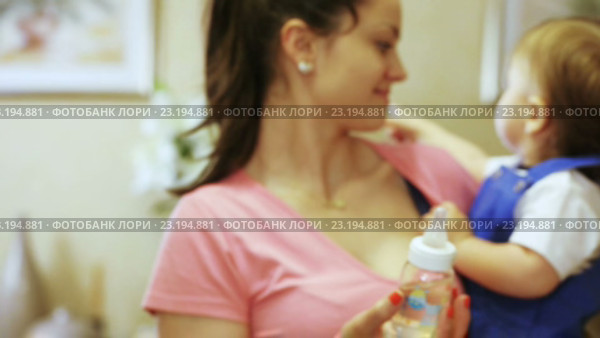 Мама дает ребенку бутылочку. Стоковое видео, видеограф Потийко Сергей / Фотобанк Лори