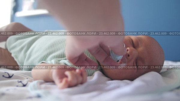 Мама даёт соску плачущему ребёнку соску и он успокаивается. Стоковое видео, видеограф Павел Котельников / Фотобанк Лори