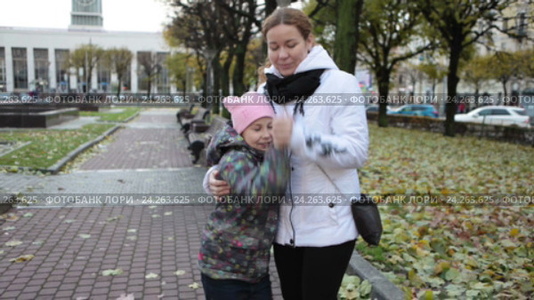 Мама и дочка на прогулке в осеннем городском парке. Стоковое видео, видеограф Кекяляйнен Андрей / Фотобанк Лори