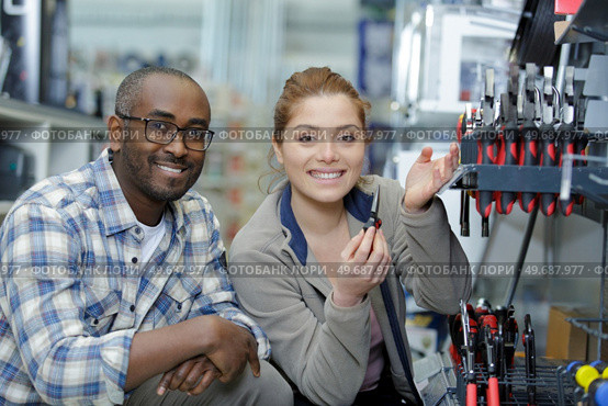 man and woman crouching by tools in hardware store. Стоковое фото, агентство Ingram Publishing / Фотобанк Лори