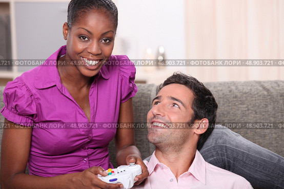 Man and woman entertaining playing video games. Стоковое фото, агентство Ingram Publishing / Фотобанк Лори