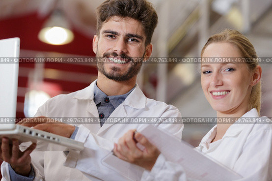 man and woman experts making tests in wine manufactory. Стоковое фото, агентство Ingram Publishing / Фотобанк Лори