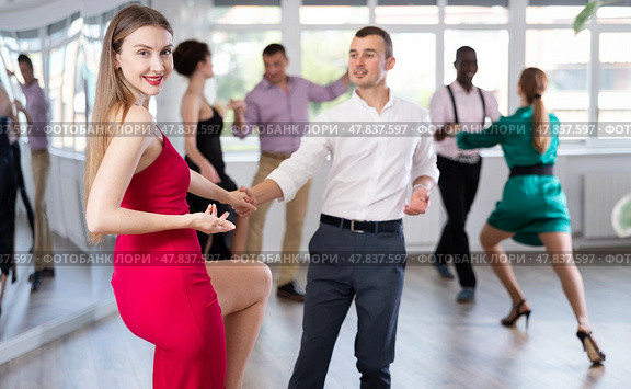 Man and woman practicing swing dance in dancing studio. Стоковое фото, фотограф Яков Филимонов / Фотобанк Лори