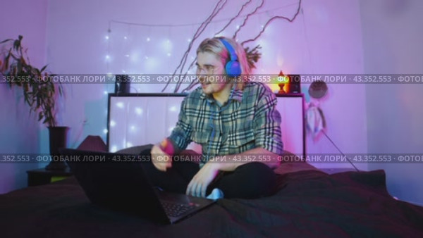 Man calls his loved ones using the video chat function on his laptop, and he is delighted to see them on the screen. Стоковое видео, видеограф Strunov David / Фотобанк Лори