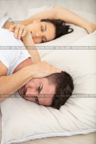man cannot sleep because woman snoring. Стоковое фото, агентство Ingram Publishing / Фотобанк Лори