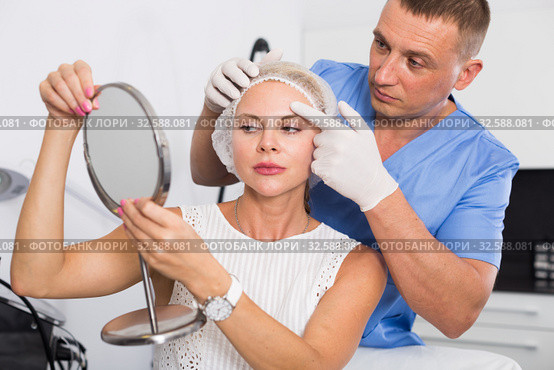 Man doctor is preparing female patient to procedure. Стоковое фото, фотограф Яков Филимонов / Фотобанк Лори
