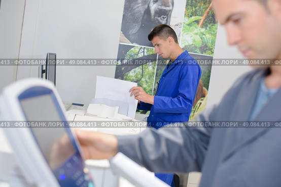 Man entering information on to control pad. Стоковое фото, агентство Ingram Publishing / Фотобанк Лори