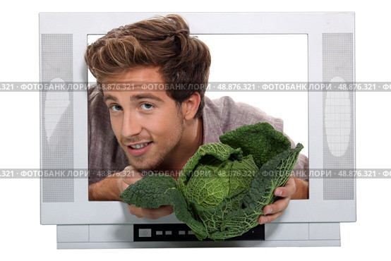 Man holding cabbage. Стоковое фото, агентство Ingram Publishing / Фотобанк Лори