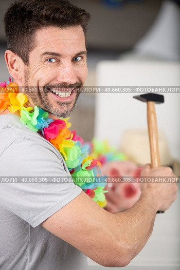 man holding hammer over piggy bank. Стоковое фото, агентство Ingram Publishing / Фотобанк Лори