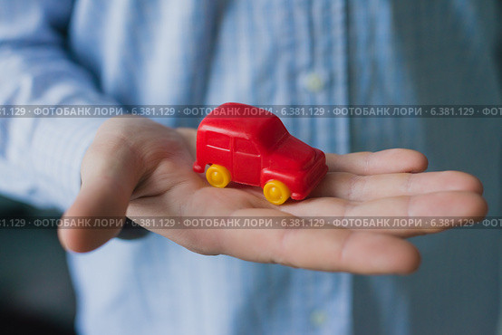 Man holds in his hand cars. Стоковое фото, агентство Ingram Publishing / Фотобанк Лори