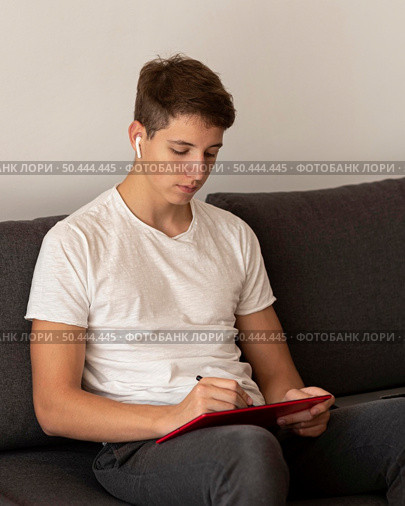 man home quarantine working using tablet. Стоковое фото, агентство Ingram Publishing / Фотобанк Лори